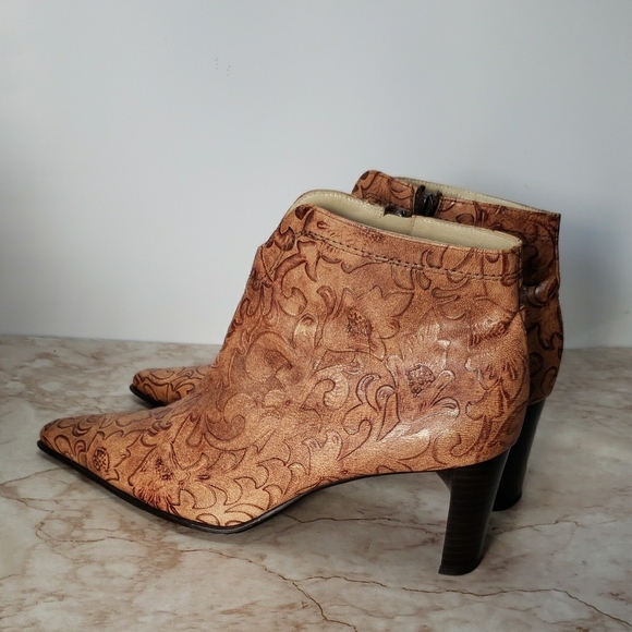 Peter Kiser Stylish Embossed Tan Ankle Booties 9.5 - Picture 4 of 7